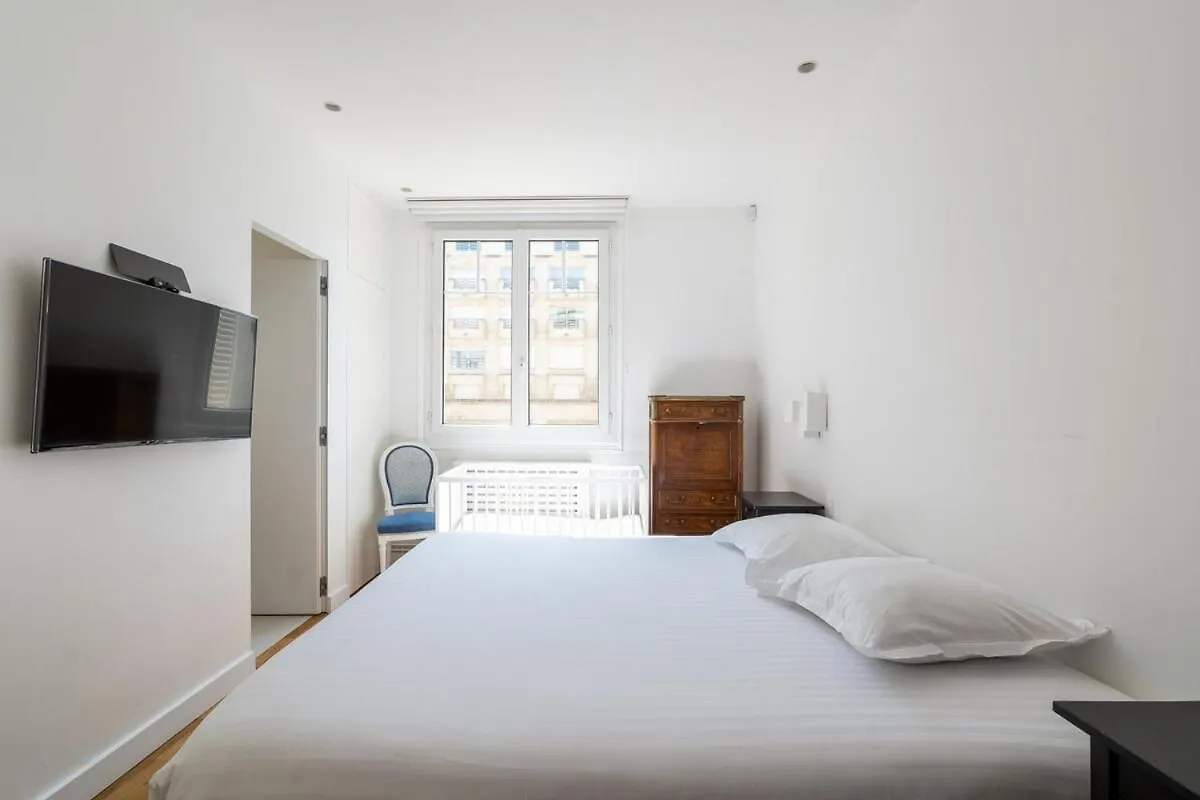 Veeve - Ethereal Light Paris Apartment