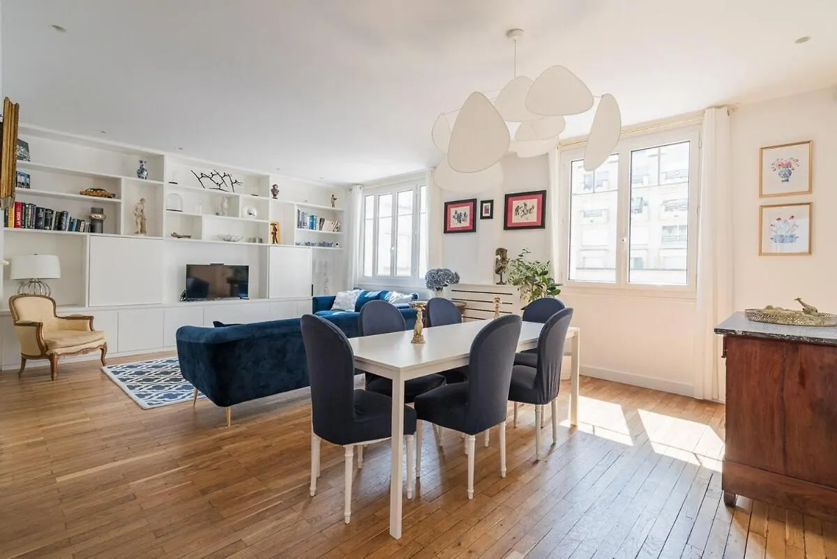 Veeve - Ethereal Light Paris Apartment